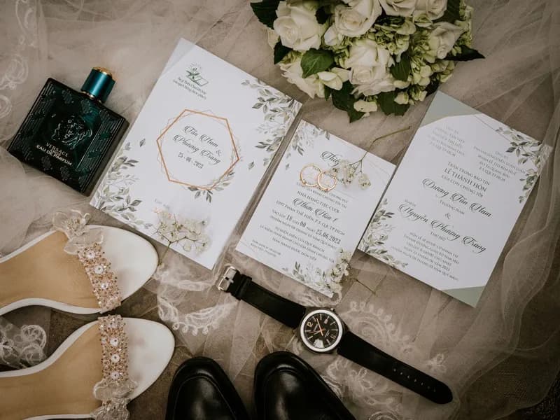 Invitación de boda con flores sobre la mesa