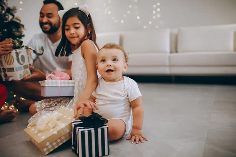 Padre e hijos abriendo regalos
