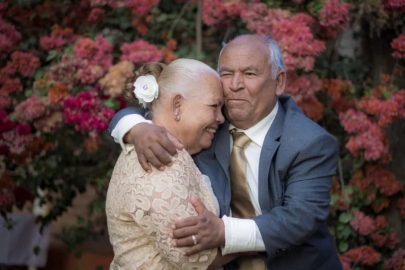 Casal comemorando o aniversário de casamento