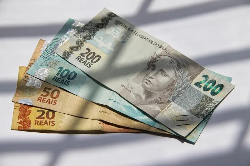 Notas de real sobre a mesa