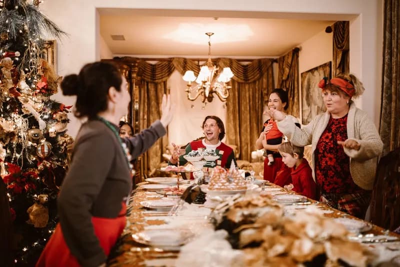 Mesa da ceia de Natal com a família reunida
