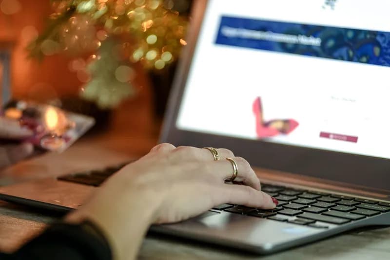 Pessoa comprando presentes de Natal pelo computador
