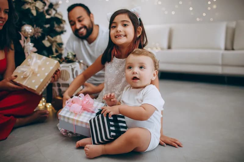 Família reunida abrindo presentes de Natal